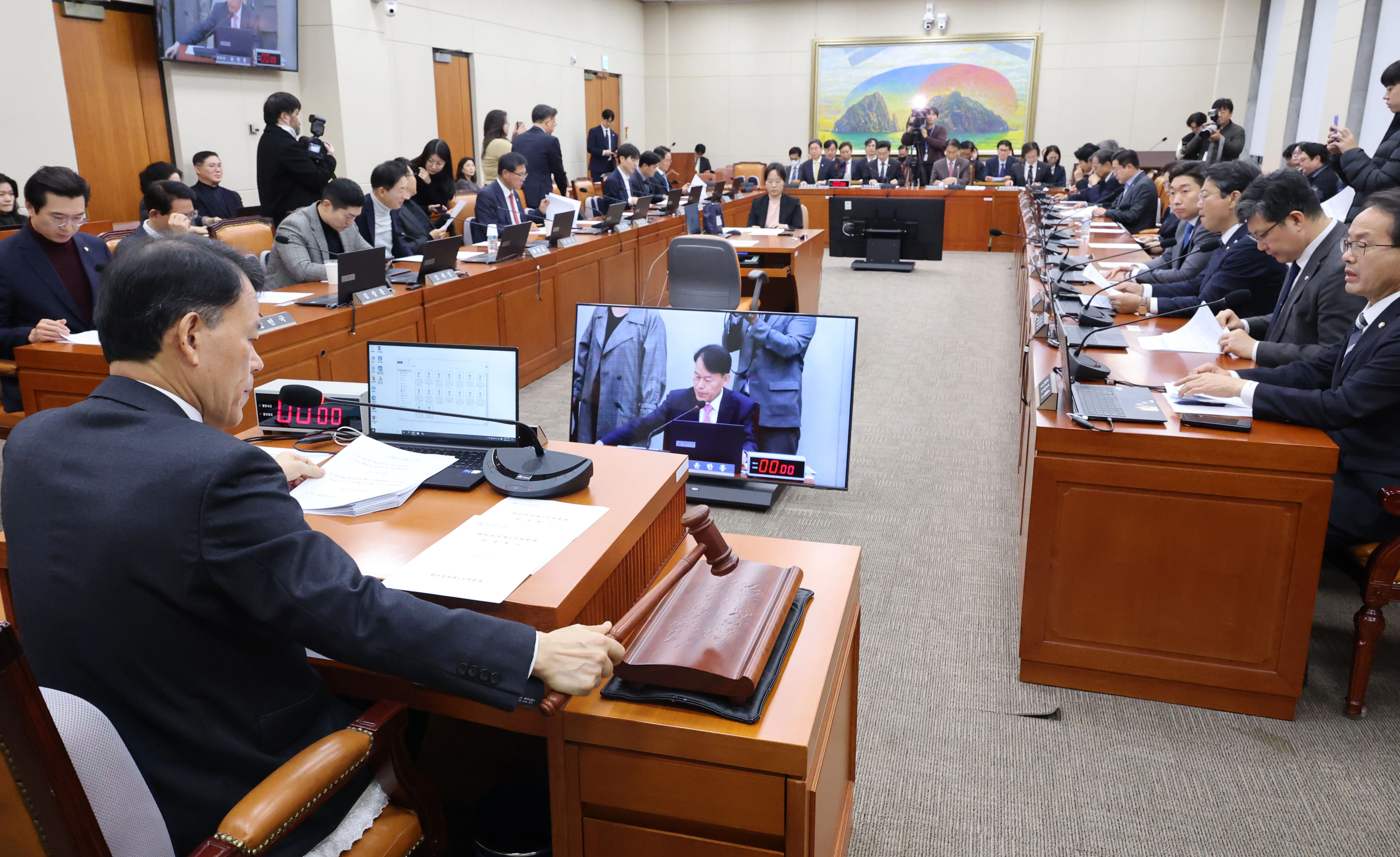 윤한홍 국회 정무위원회 위원장이 27일 서울 여의도 국회에서 열린 정무위원회 전체회의에서 의사봉을 두드리고 있다. 2025.11.27
