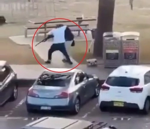 총격범 제압하는 아흐메드 알 아흐메드 [독자 입수 제공. 소셜미디어 캡처.