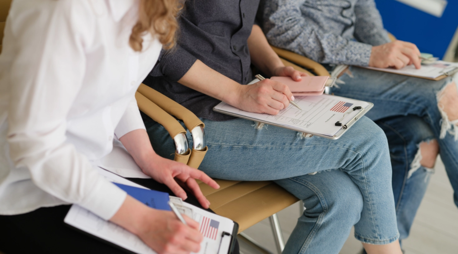 내년 2월8일부터 발효되는 심사 강화 방안에 따라 앞으로는 5년치 소셜미디어 기록은 물론, 지난 10년간 사용한 이메일 계정과 이름, 생일, 주소 등의 정보 제출이 의무화된다. 가족들의 고향도 적어내야 한다.