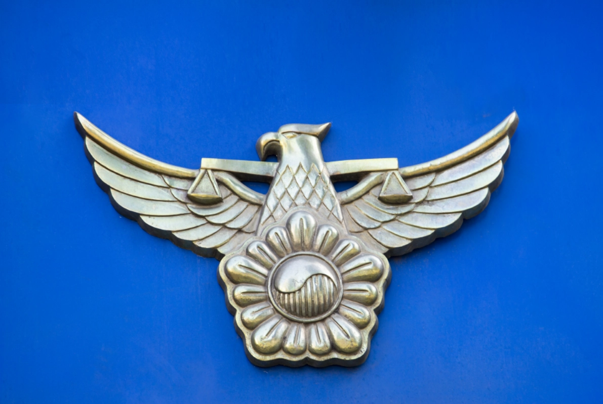 개인적인 호기심으로 업무망에서 개인정보를 100차례 넘게 무단 조회한 전직 경찰관이 재판에 넘겨져 징역형의 집행유예를 선고받았다.