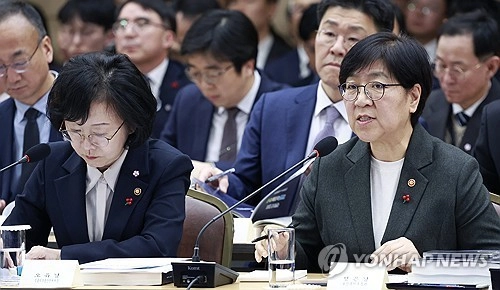 정은경 복지부 장관이 16일 정부세종컨벤션센터에서 이재명 대통령에게 보건복지부 업무보고를 하고 있다. 왼쪽은 오유경 식약처장. 2025.12.16 [대통령실