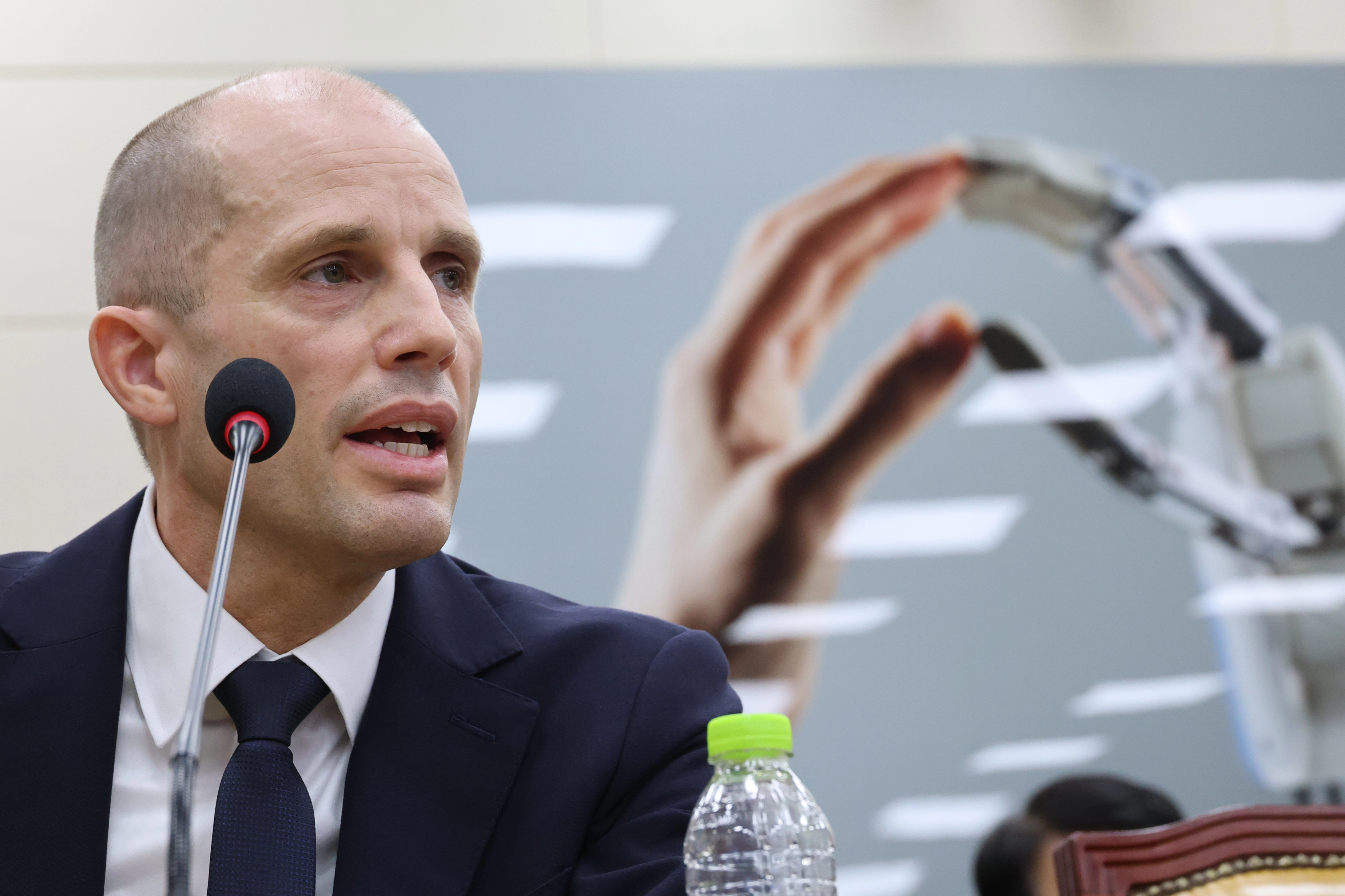 17일 서울 여의도 국회 과학기술정보방송통신위원회에서 열린 쿠팡 침해사고 관련 청문회에 출석한 해롤드 로저스 쿠팡 대표이사가 의원들 질의를 받고 있다.