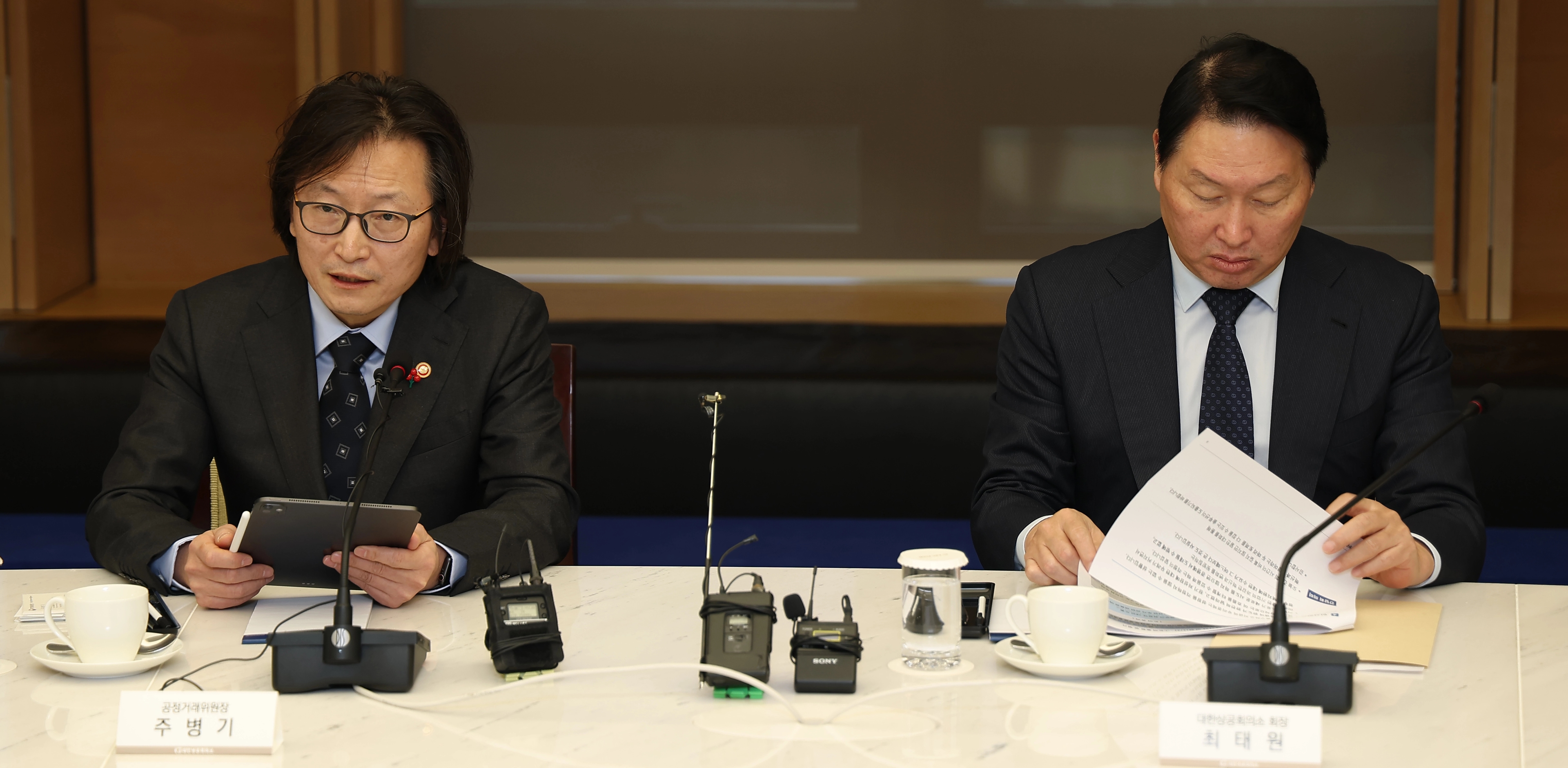 주병기 공정거래위원장(왼쪽)이 18일 서울 중구 대한상의 챔버라운지에서 열린 '공정거래위원장 초청 간담회'에서 인사말하고 있다. 2025.12.18