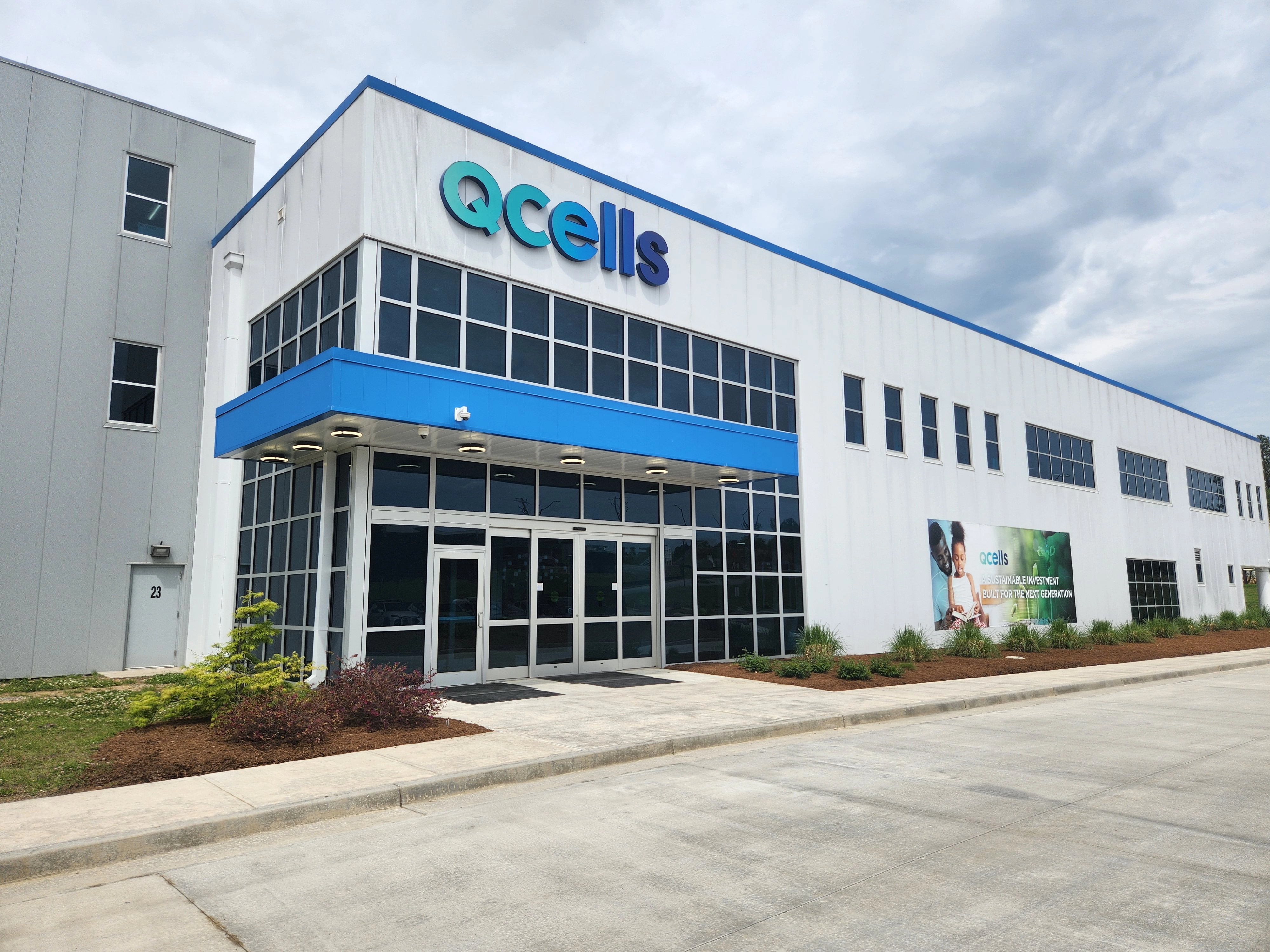 문서화 인쇄 폰트 크기 한화큐셀, 트럼프 정부에 상호관세 반환 소송…韓기업 최초 송고시간 2025-12-22 10:35 한국·말레이시아서 원자재 수입해 미국서 태양광 모듈 생산 먼저 소송한 코스트코는 회복 불가능한 피해 입증 못해 기각 한화큐셀 미국 조지아주 달튼 공장