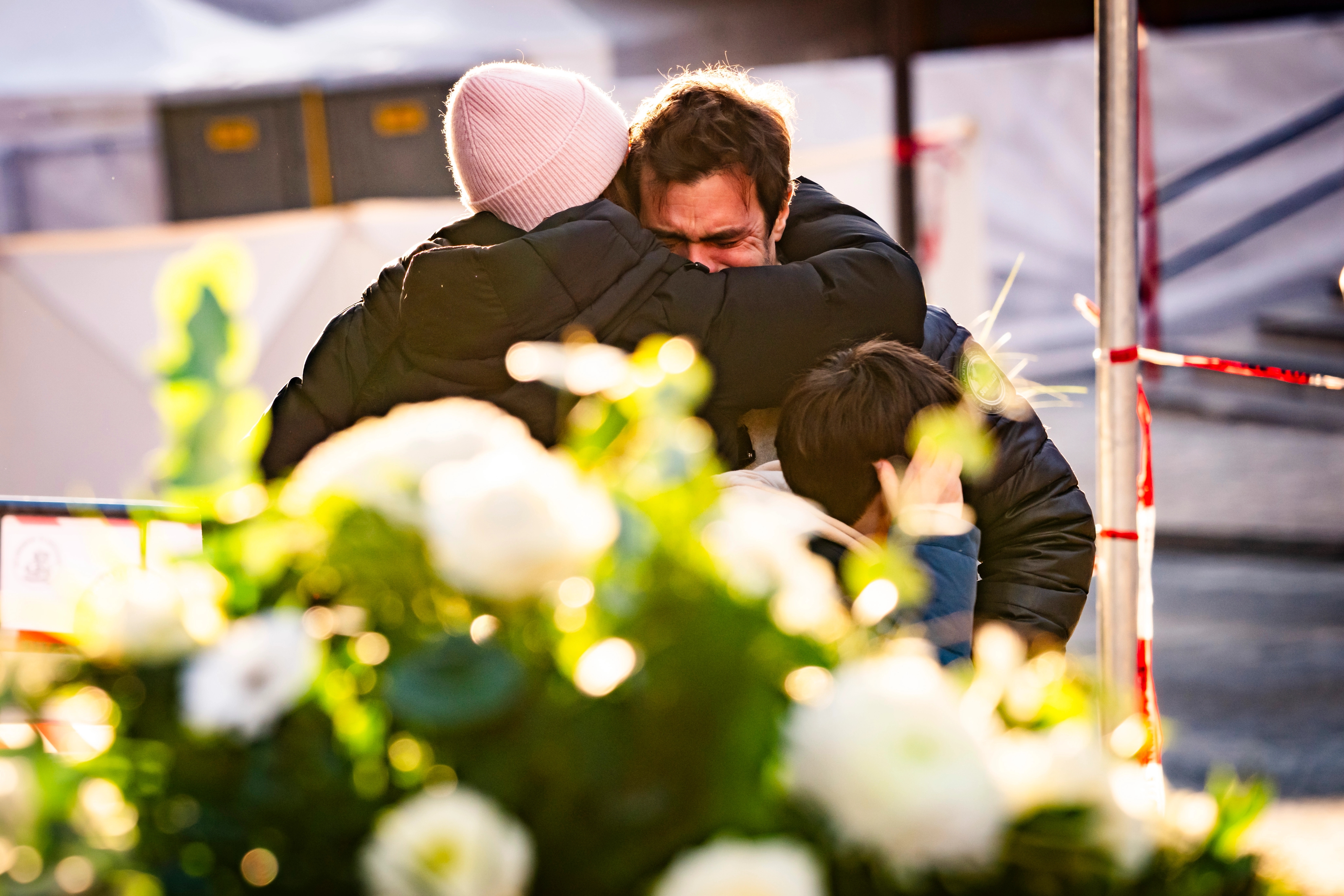 화재 현장 인근에서 슬퍼하는 사람들