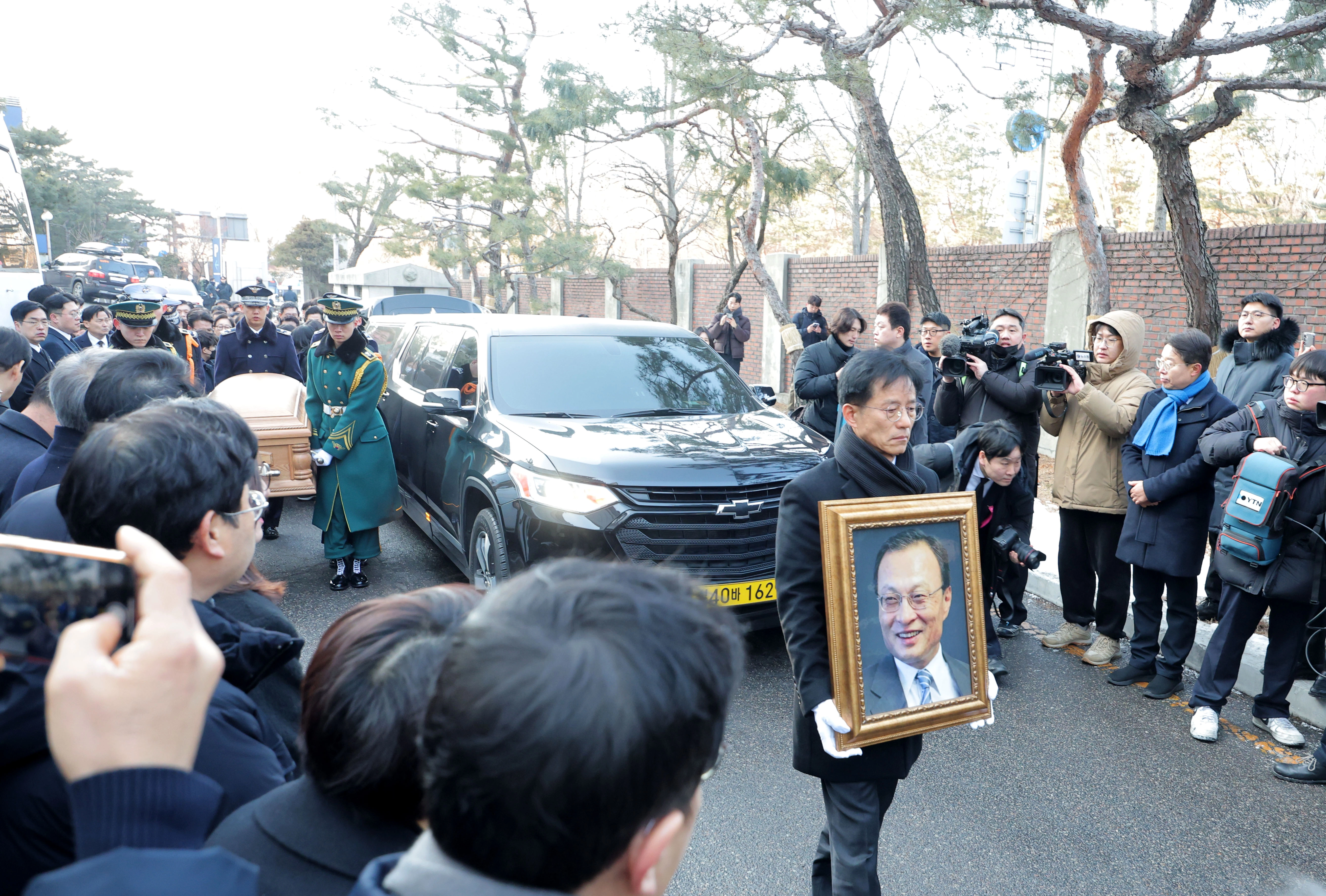 베트남에서 귀국한 이해찬 전 총리 시신과 이 총리의영정이 27일 서울 종로구 서울대학교병원 장례식장에 도착하고 있다. 2026.1.27