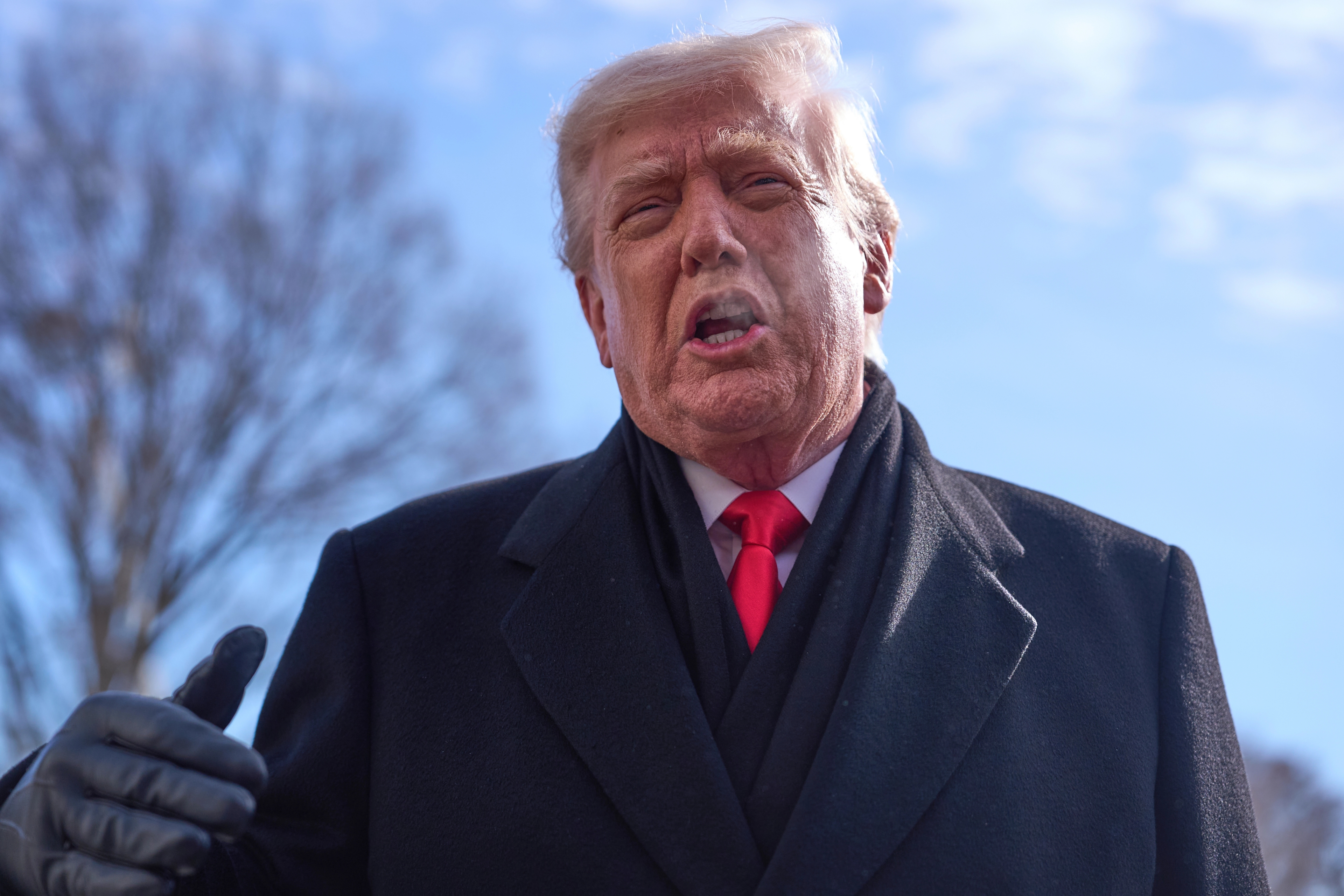 취재진과 대화하는 도널드 트럼프 미국 대통령