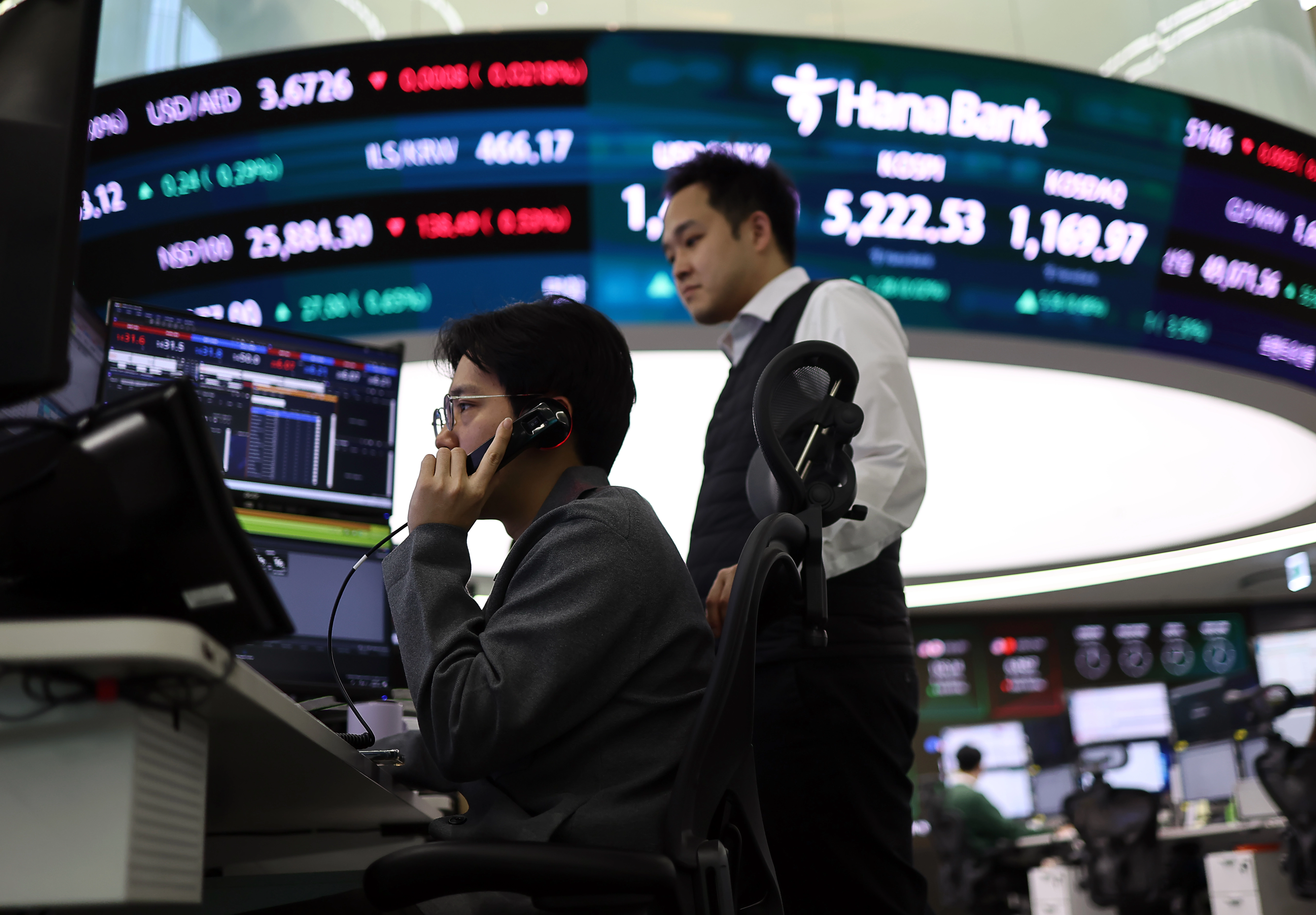 코스피가 하락 출발한 뒤 장 초반 5,220대로 올라서며 강보합세를 보이고 있는 30일 서울 하나은행 본점 딜링룸에서 딜러들이 업무를 보고 있다, 2026.1,30