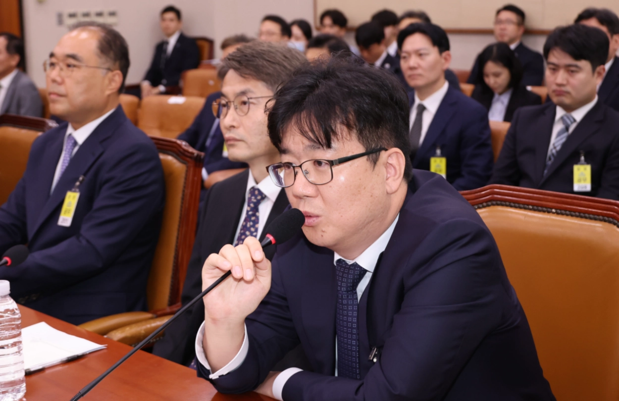 답변하는 '건진법사 관봉권' 담당 검사답변하는 '건진법사 관봉권' 담당 검사