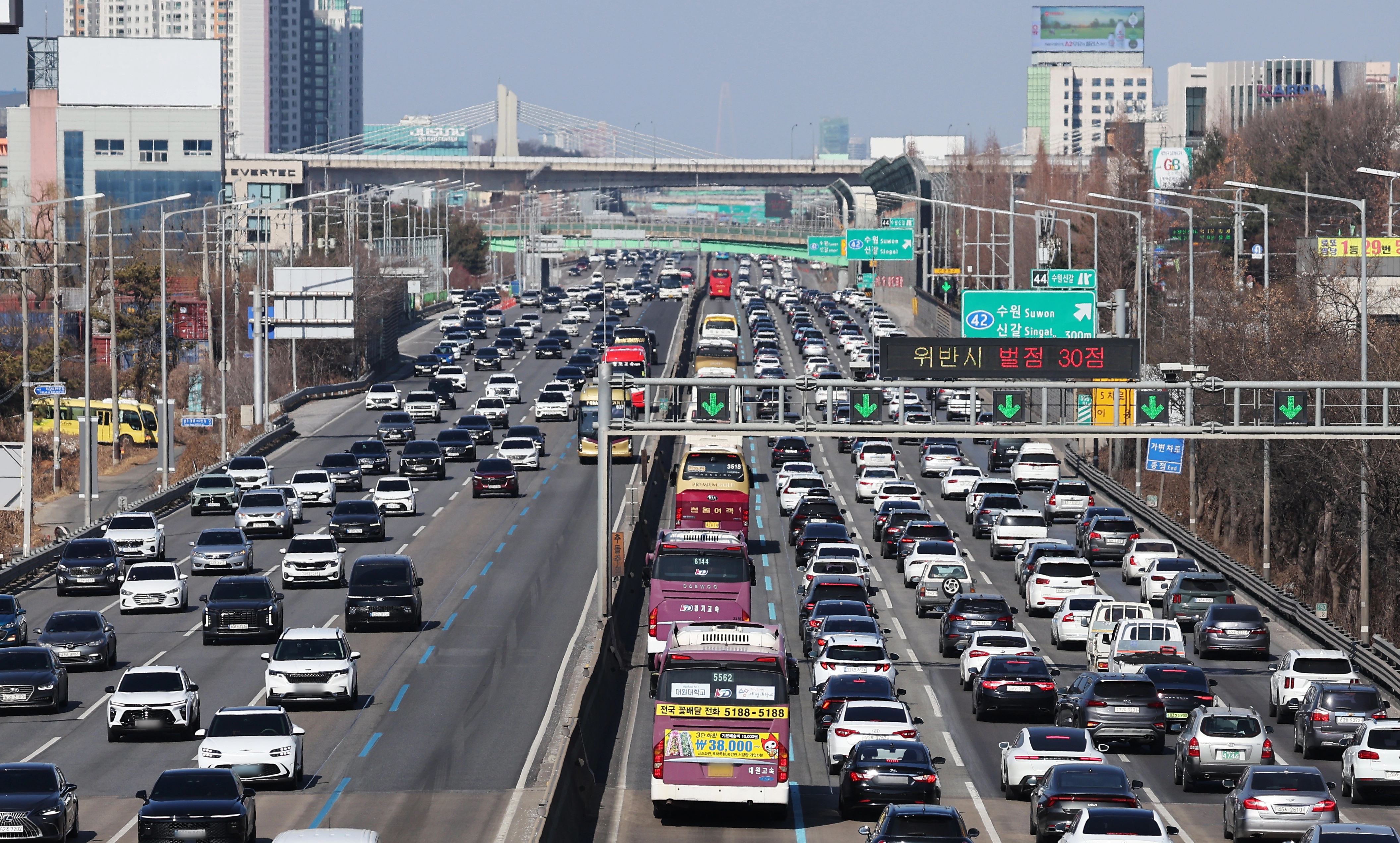 설 연휴 마지막 날인 지난 18일 경기도 용인시 경부고속도로 수원신갈IC 부근 서울방향(오른쪽)이 정체되고 있다. 2026.2.19