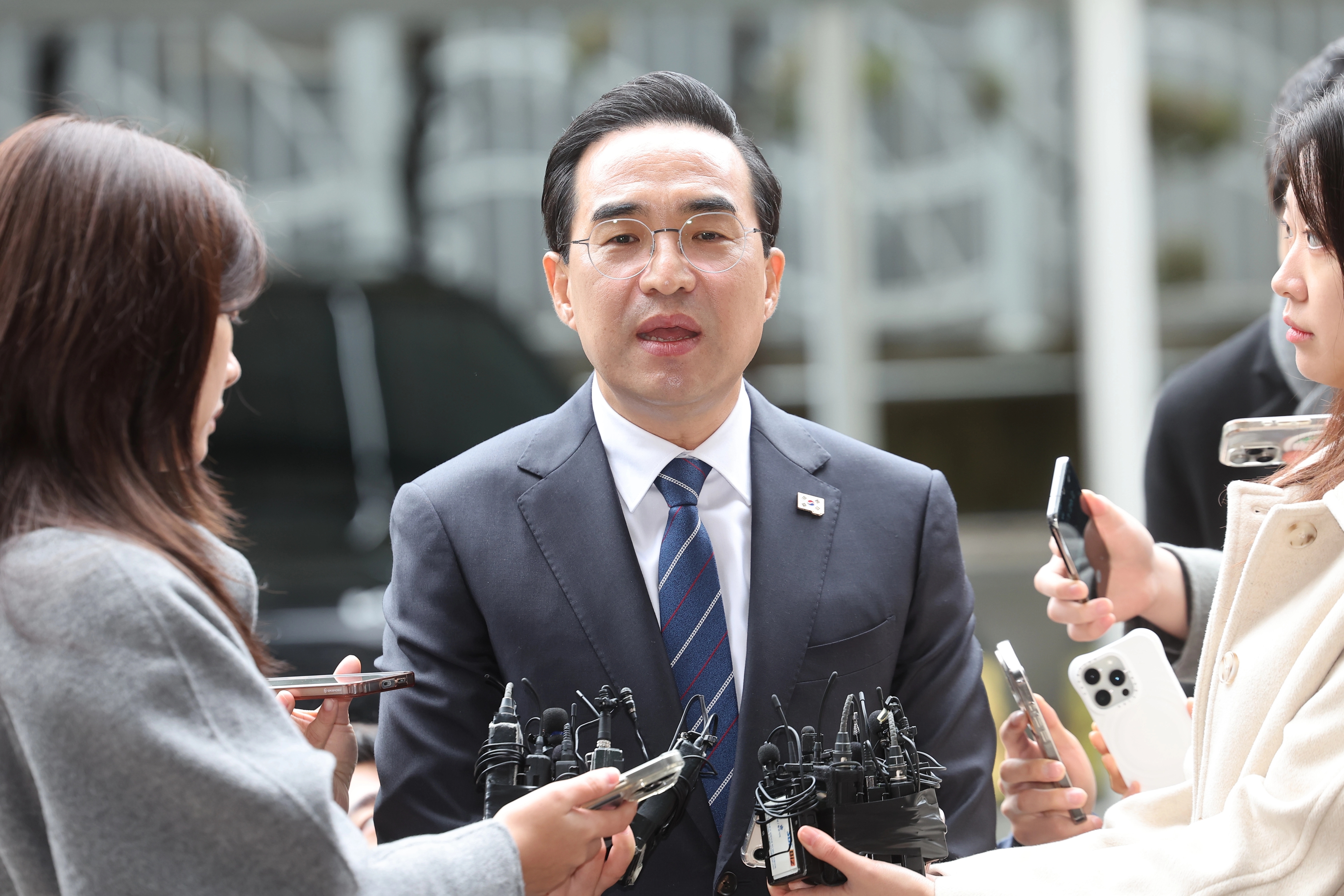 이재명 정부 초대 기획예산처 장관 후보자로 지명된 더불어민주당 박홍근 의원이 3일 서울 중구 예금보험공사에 마련된 인사청문회 준비 사무실로 출근하며 취재진의 질문에 답변하고 있다. 2026.3.3