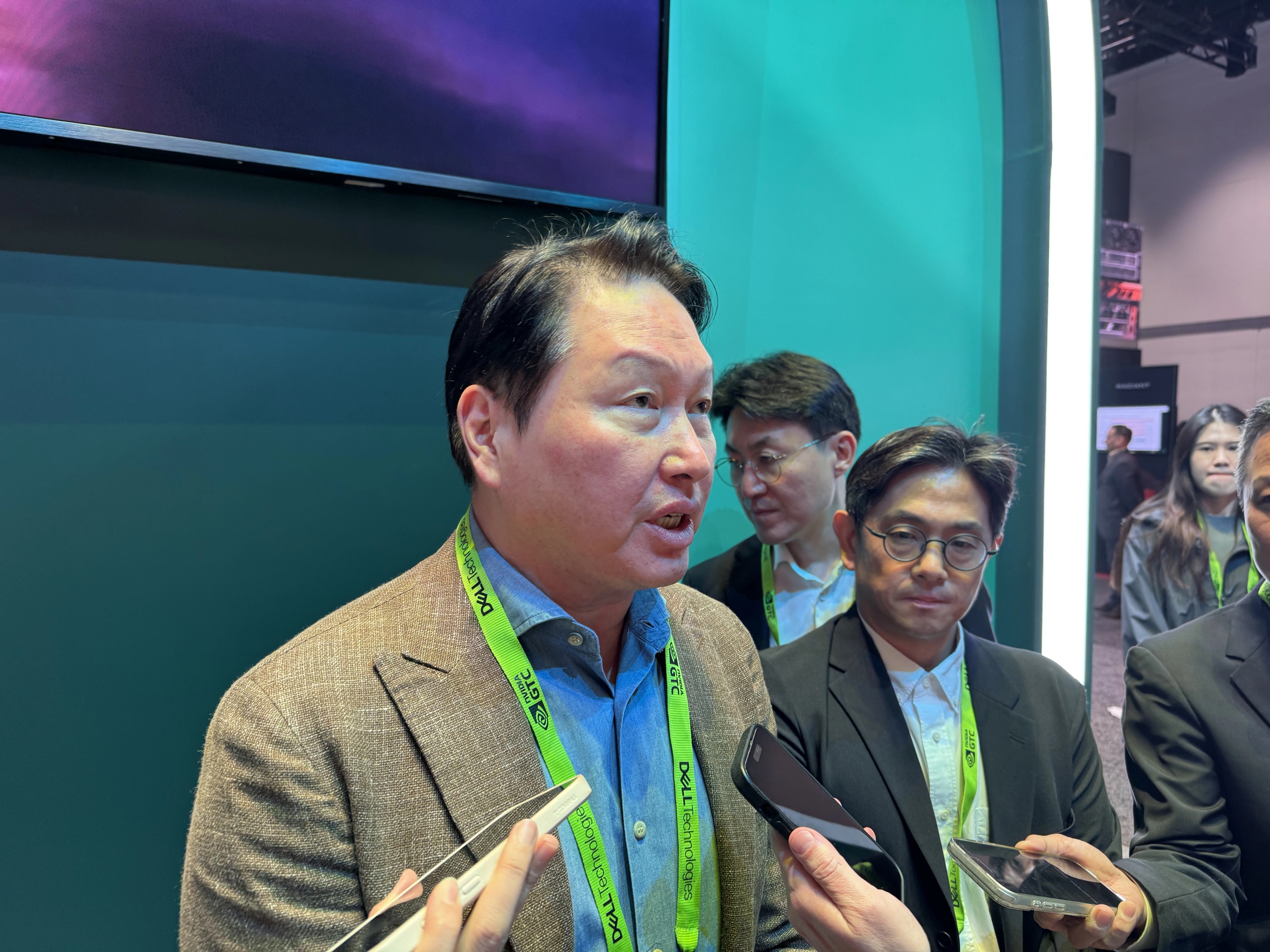 최태원 SK그룹 회장이 16일(현지시간) 미국 캘리포니아주 새너제이 컨벤션센터에서 열린 엔비디아 연례 개발자회의 'GTC 2026' 전시장에서 기자들의 질문에 답하고 있다. 2026.3.16