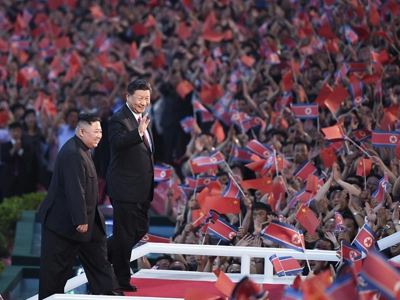 시진핑(習近平) 중국 국가주석이 김정은 북한 국무위원장과 2019년 6월 20일 평양 능라도 5·1 경기장에서 무대에 오르고 있다.